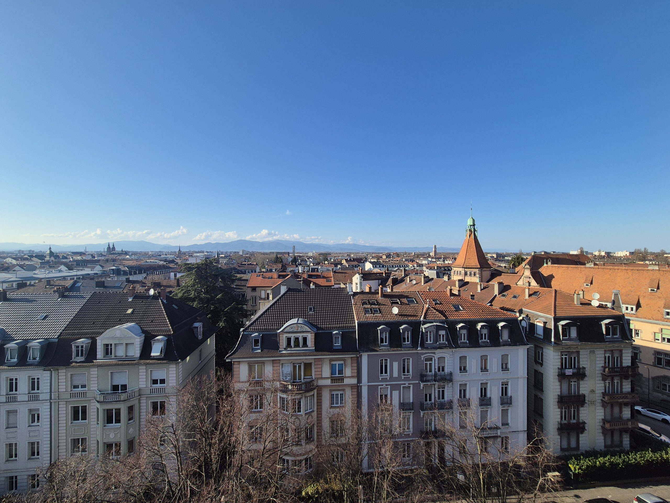Diagnostiqueur immobilier Haut-Rhin — vue des toits de Mulhouse avec la ligne des Vosges et le Grand Ballon
