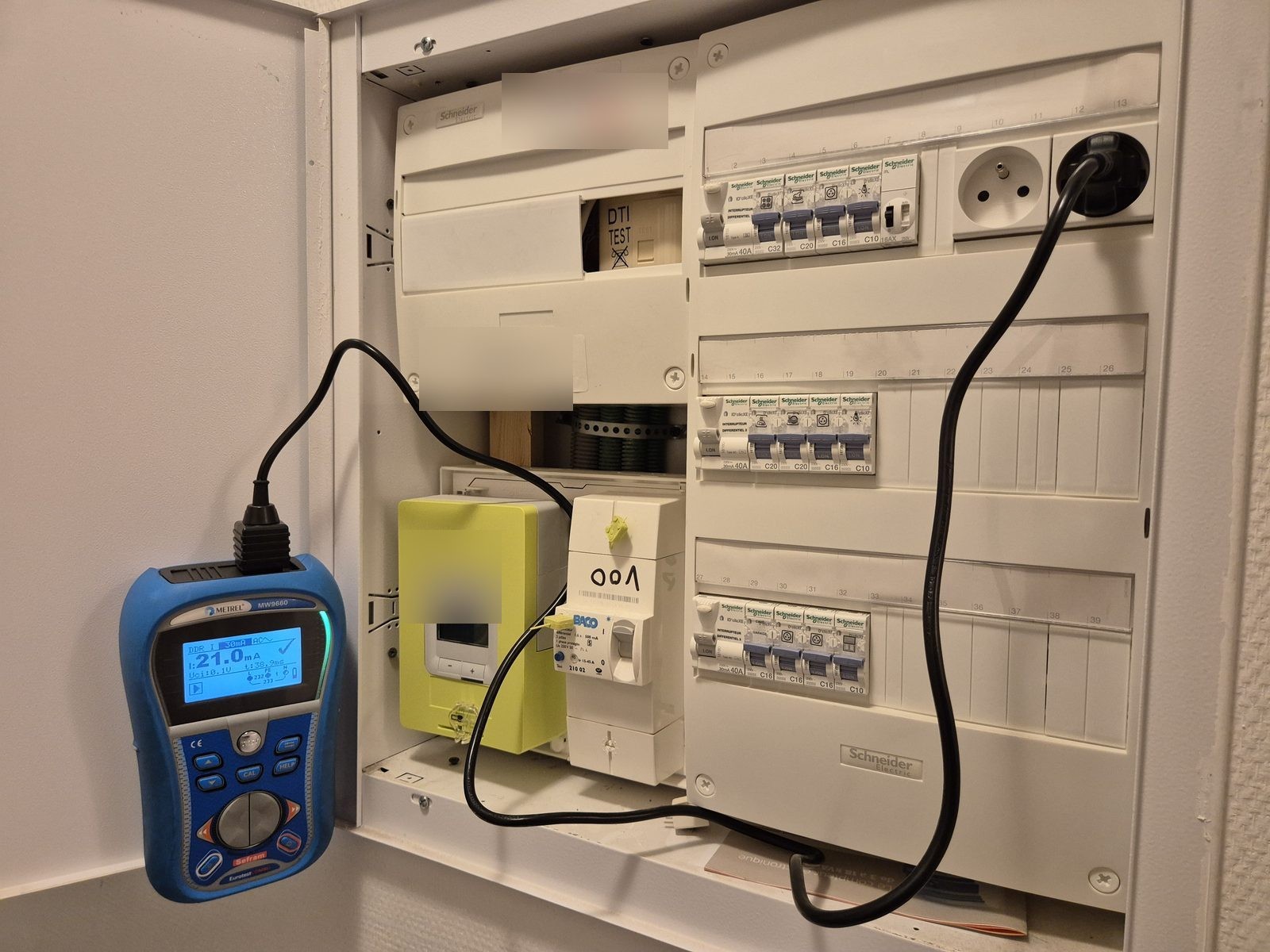 Diagnostic électricité Haut-Rhin — contrôle du déclenchement d'un disjoncteur différentiel 30 mA au tableau électrique