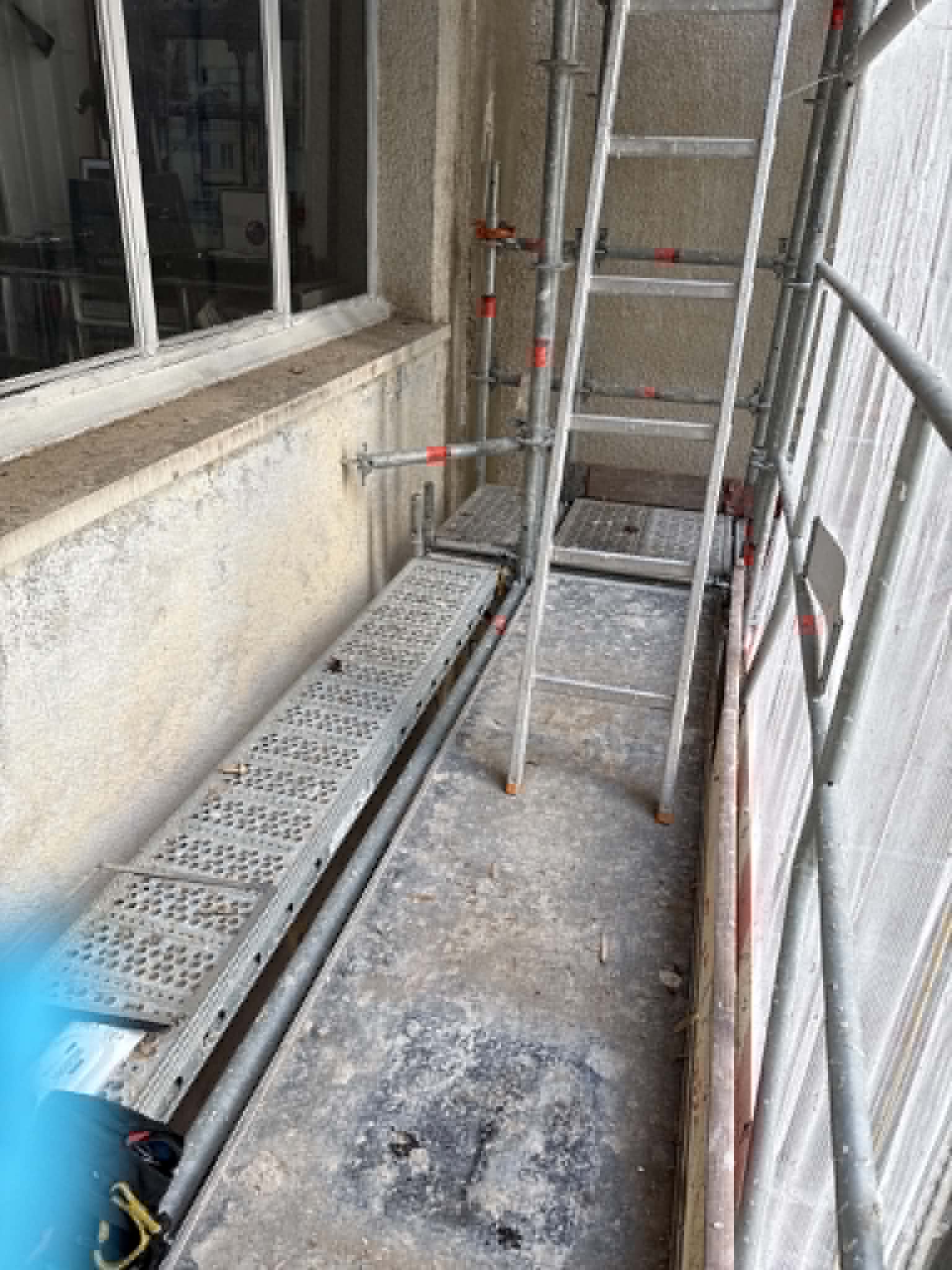 Échafaudage sur un chantier où le plomb des peintures peut se déposer sur les platelages et les tubes